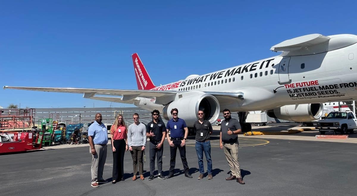 Aeronautical Science students, with their professors from Embry-Riddle, visit Honeywell’s Phoenix facilities