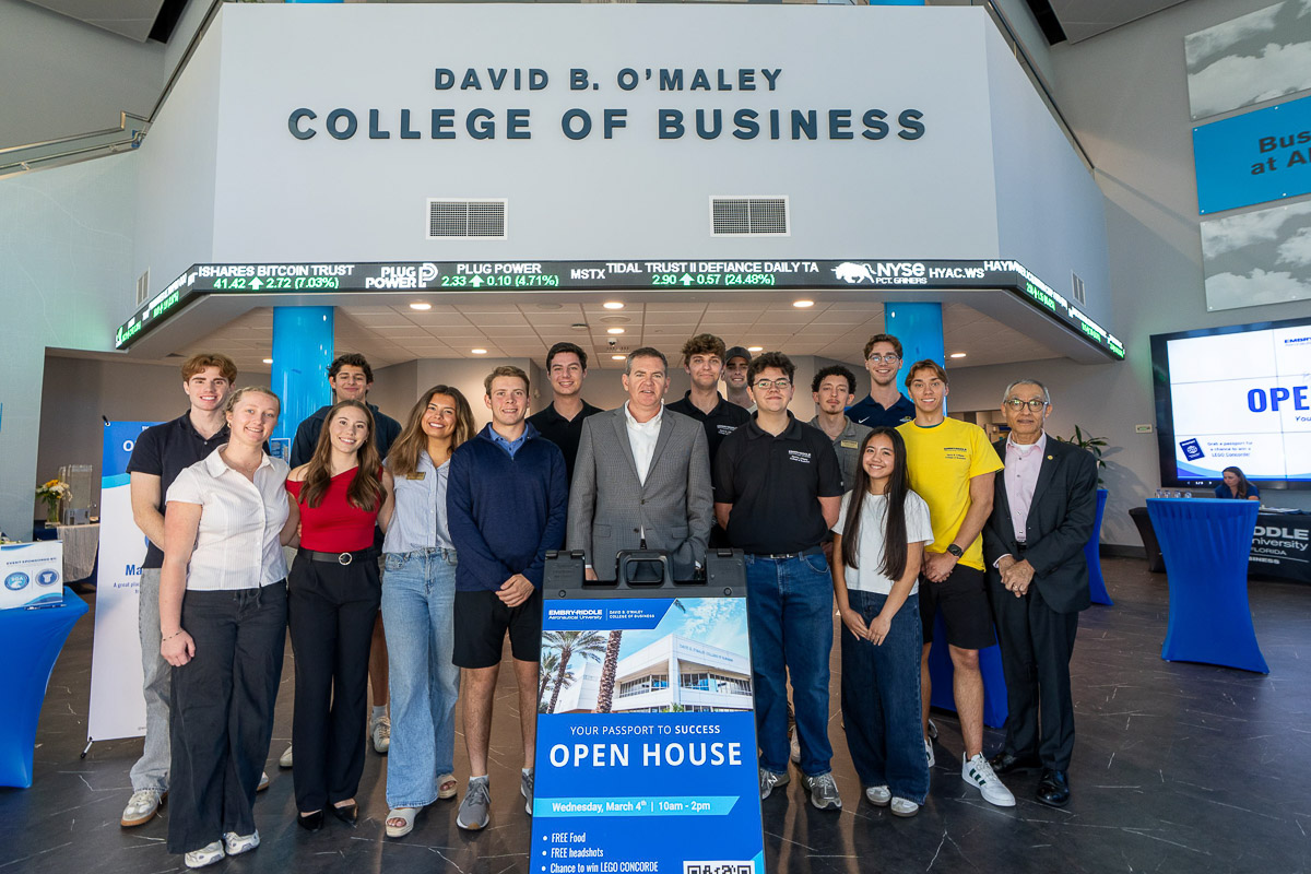 Joe Gibney (center), dean of the David B. O’Maley College of Business, and Dr. Bert Zarb (far right) join students attending the Business of Flight Week. 