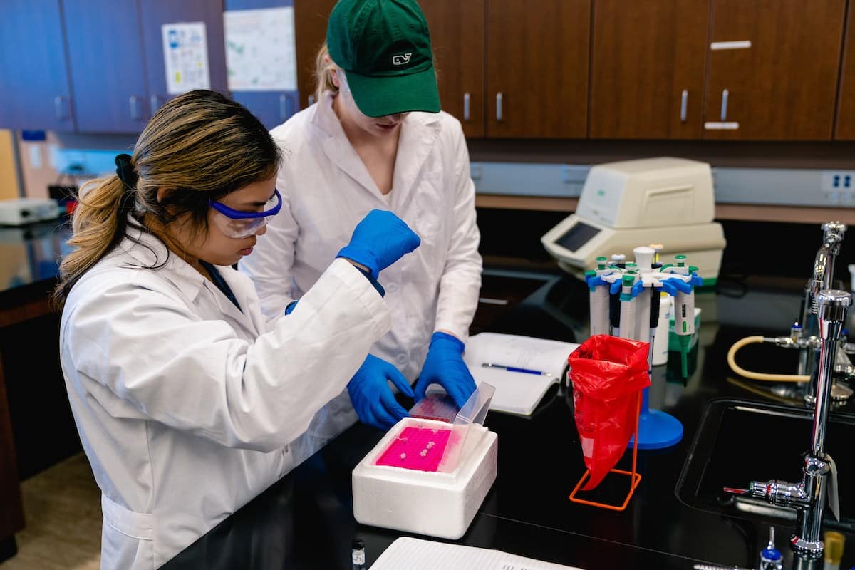 Students in the Kieckhefer Foundation Forensic Lab
