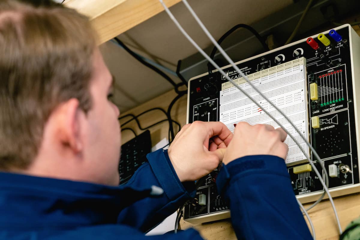 Linear Circuits and Electronic Devices Lab 